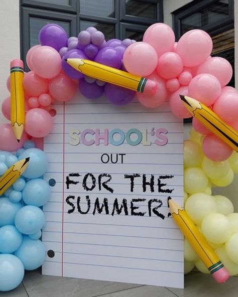 Parties & Signs | Party Signs & Backdrops for all Occasions🇬🇧 on Instagram: "@acepartyhire created this stunning backdrop with our first day of school notebook sign and we love it!seen here in 5ft #schoolsoutforsummer #firstdayofschool" First Day Of School Photo Backdrop, First Day Of School Decor, Teacher Day Decoration Ideas, First Day Of School Backdrop, First Day Of School Party, Teachers Day Decoration, Back To School Backdrop, School Backdrop, Balloon Bouquet Diy