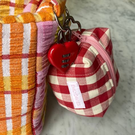 Ready for her close up 💅🏻 Tiny Puffy Pouches made from the little left over pieces of fabric after making Puffy Bags❤️ Coming soon!!! Fabric Gift Pouch, Puffy Bags, Diy Puffs, Tiny Bags, Rainbow Accessories, Felted Crochet, Make Up Pouch, Fabric Purse, Pouch Sewing