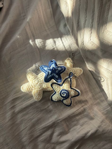 crochet star bag charm Crochet With Charms, Bag Charms Crochet, Crochet Gifts For Friends, Crochet Star Bag, Bag Charm Crochet, Crochet Charms, Crochet Bag Charm, Handmade Outfits, Crochet Keychains