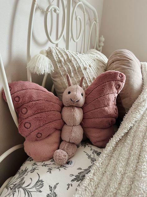 cute pink room decor Butterfly Jellycat, Room For Teen Girl, Cute Pink Room Decor, Cute Pink Room, Aesthetic Plushies, Flat Aesthetic, Cats Pink, Jellycat Stuffed Animals, Stuff Animals