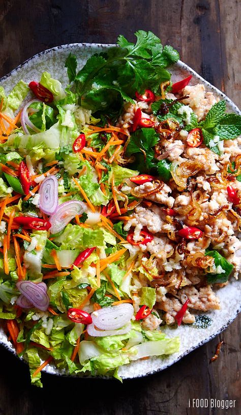 Thai Chicken Larb Salad (Larb Gai). Healthy and deliciois. | ifoodblogger.com Larb Salad, Larb Gai, Chicken Larb, Larb Recipe, Salad Calories, Thai Chicken Recipes, Thai Chicken Salad, Keto Salads, Super Salads