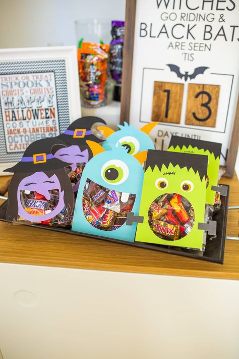 Halloween Trick Or Treat Goodie Bags, Halloween Treat Decorations, Halloween Gift Ideas For Preschoolers, Halloween Bags For Classmates, Halloween Goodie Box Ideas, Cricut Halloween Trick Or Treat Bags, Cricut Halloween Goodie Bags, Small Halloween Treat Bags, Boo Treat Bags