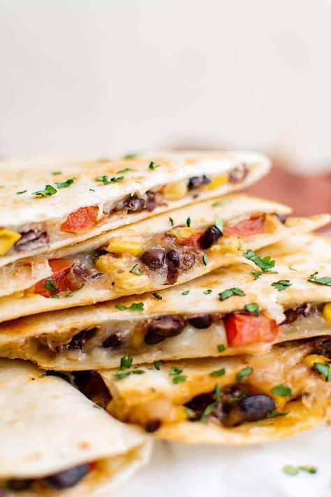 Avocado Black Bean Quesadilla, Black Bean Quesadilla Vegan, Black Bean Chicken Quesadillas, Quesedias Recipe Vegetarian, Black Beans Quesadilla, Quessidla Recipes, Black Bean Quesadilla Recipes, Spinach Quesadilla, Bean Quesadilla