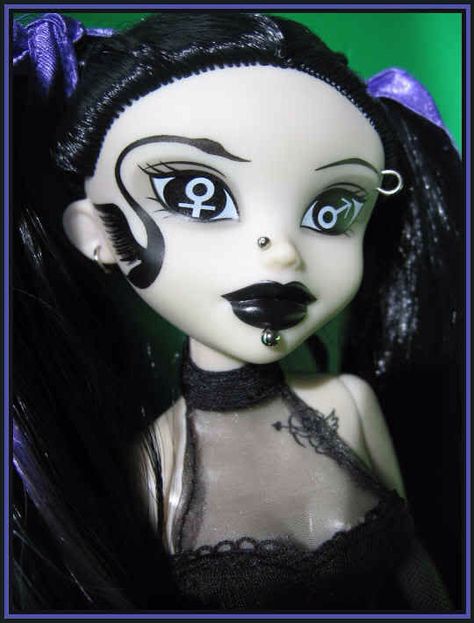 Begoths Dolls, Begoth Dolls, Perky Goth, Types Of Goth, 2000s Toys, Gothic Stuff, Haunted Dollhouse, Living Dead Dolls, Luv U