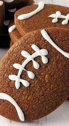 Football Cutout Cookies, Football Shaped Cookies, Football Chocolate Chip Cookies, Football Cupcakes Ideas, Decorate Brownies, Football Desserts, Chocolate Footballs, Football Party Foods, Football Cookies