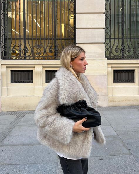 Andrea Noguero (@andreanoguero) | Instagram profile Old Money Winter, Style Anglais, Fashion Pics, Fur Coats Women, Winter Stil, England Fashion, Office Attire, Turndown Collar, Effortless Elegance