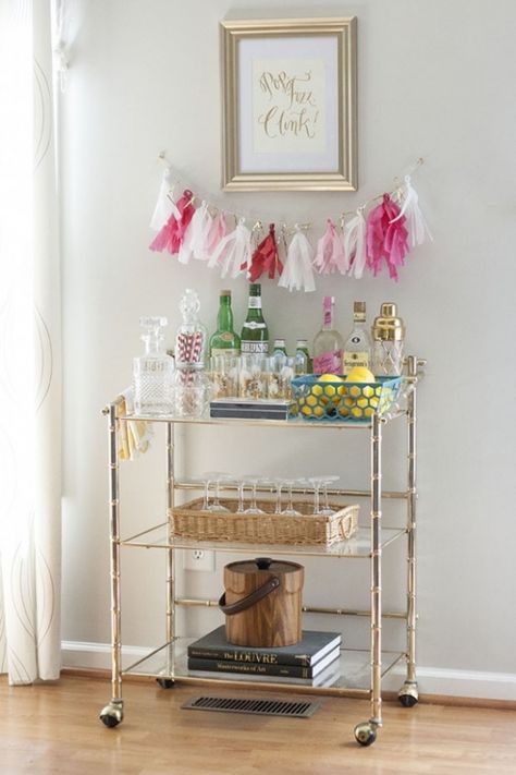 Bar Cart Inspiration, Bar Cart Design, Bar Original, Coin Bar, Diy Bar Cart, Gold Bar Cart, Outside Bars, Bar Cart Styling, Green Diy