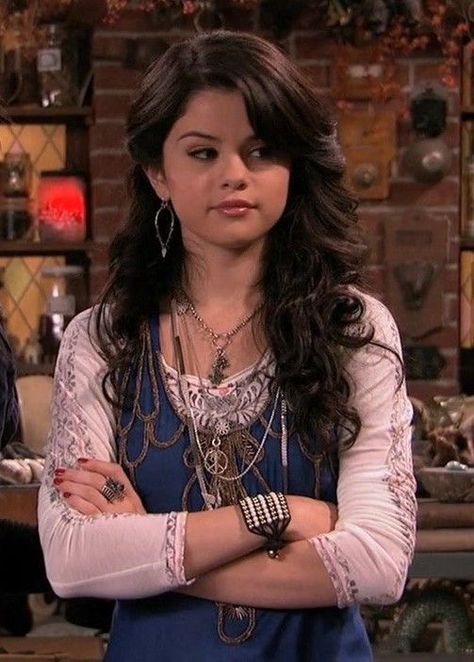 Alex Russo Wallpaper, Alex Russo Outfits, Selena Icons, Fandom Characters, 2000s Tv Shows, Selena Gomez Outfits, Alex Russo, Selena Gomez Cute, Wizards Of Waverly Place