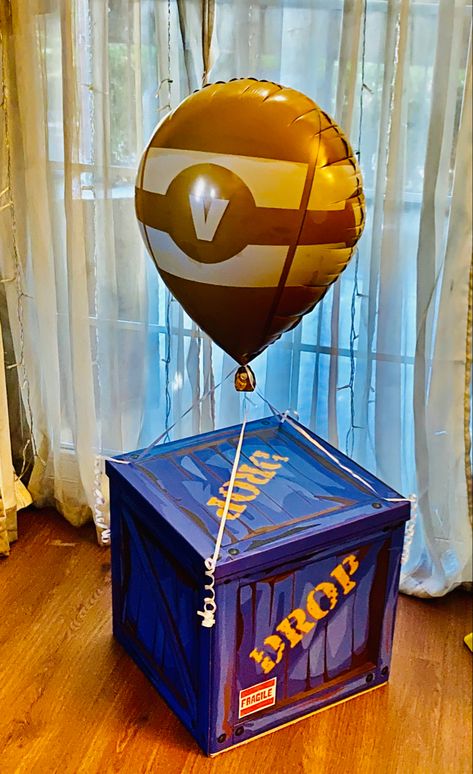 Gift box with balloon FortNite Fortnight Bedroom Ideas, Fortnite Gift Ideas, Fortnite Valentines, Fortnite Room, Fortnight Party, Creative Easter Baskets, Fortnite Party, 10 Birthday Cake, Valentines Box