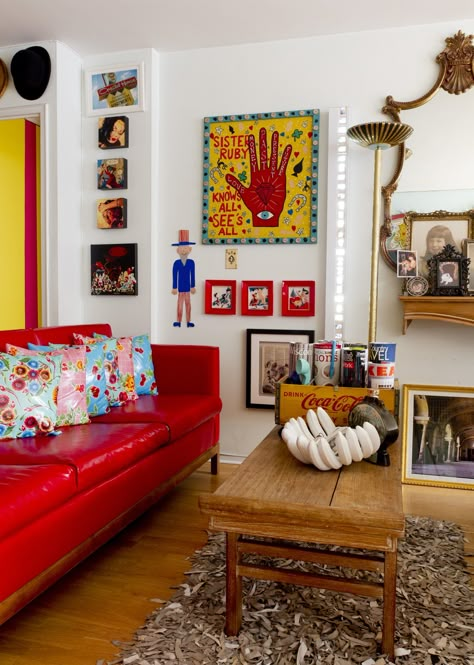 Check out how one New Yorker packs a whole lot of personality and a huge collection of pop art into an 850-square-foot apartment. Chic Bedrooms, 80s Bedroom, Homes Decor, Small Bedrooms, Funky Home Decor, Apartment Aesthetic, Country Homes, East Village, Cheap Decor