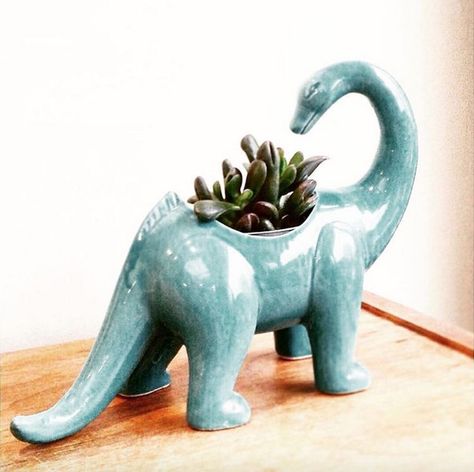 Dinosaur Ceramics, Dinosaur Pottery, Clay Dinosaur, Ceramic Dinosaur, Animal Planters, Tassen Design, Pinch Pots, Ceramic Animals, Clay Art Projects