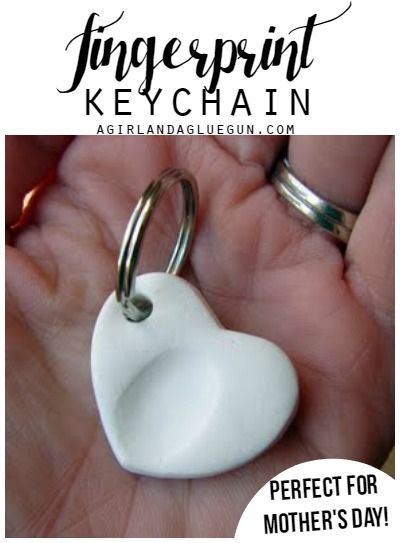 fingerprint keychain with sculpey--perfect mother's day present! easy and so sweet! Juleverksted For Barn, Fingerprint Crafts, Cadeau Parents, Fathers Day Crafts, Mom Day, Mors Dag, Mothers Day Crafts, Mother And Father, Toddler Crafts