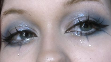 Dark blue makeup inspired by vkei (not vkei makeup!!) And sparkly! Blue Eyeshadow Halloween, Dark Angel Makeup Looks Halloween, 80 Makeup And Hair, Dark Blue Makeup, Whimsigoth Makeup, Melanie Martinez Makeup, Makeup Ideas For Blue Eyes, Dag Make Up, Elegantes Makeup