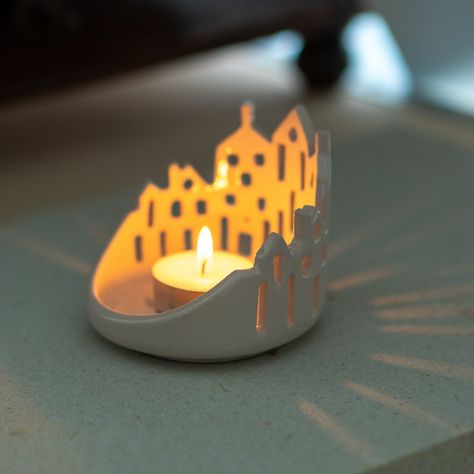 Air Dry Clay Tealight Holder Diy, Tea Light Pottery, Handbuilding Pottery Ideas Inspiration, Handmade Ceramic Gift Ideas, Easy Ceramics Projects, Ceramica Ideas Originales, Clay Tea Light Holder, Unique Pottery Ideas, Ceramics Lamp