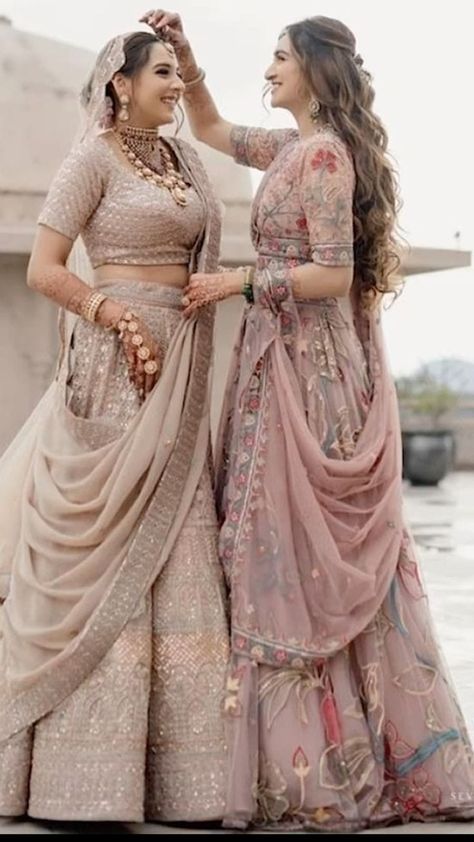 Dress For Bride Sister, Desi Bridesmaids, Unique Photo Ideas, Bridesmaid Indian, Bride And Bridesmaid Pictures, Bridesmaid Poses, Brides Sister, Indian Bride Poses, Bridesmaid Pictures