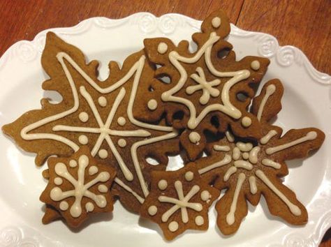 gingerbread cookies with cardamom. so good! Diy Gingerbread Cookies, Gingerbread Cookies Easy, German Gingerbread Cookies, German Gingerbread, Best Gingerbread Cookies, Cookies Gingerbread, Orange Cookies, Ginger Bread Cookies Recipe, Festive Cookies