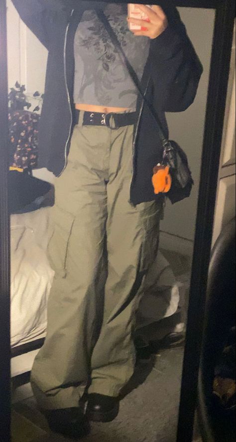 Green Grunge Aesthetic Outfits, 1990s Aesthetic Outfits, Dalia Core, Goblincore Punk, Autumn Grunge Outfits, Easy Grunge Outfits, Grudge Aesthetics Outfits, Style Green Cargo Pants, Green Grunge Outfit