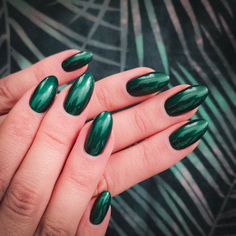 Shiny green nails, nail art, bottle green, metallic Green Holographic Nails Acrylic, Emerald Green Holographic Nails, Shiny Emerald Green Nails, Dark Green Shimmer Nails, Shiny Dark Green Nails, Emerald Green Velvet Nails, Metallic Green Nail Polish, Jewel Green Nails, Emerald Green Crome Nails