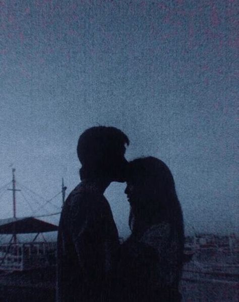 2 People Kissing, Dark Couple, Drømme Liv, Photographie Inspo, Goals Pictures, Foto Tips, Rory Gilmore, Relationship Goals Pictures, Photo Couple