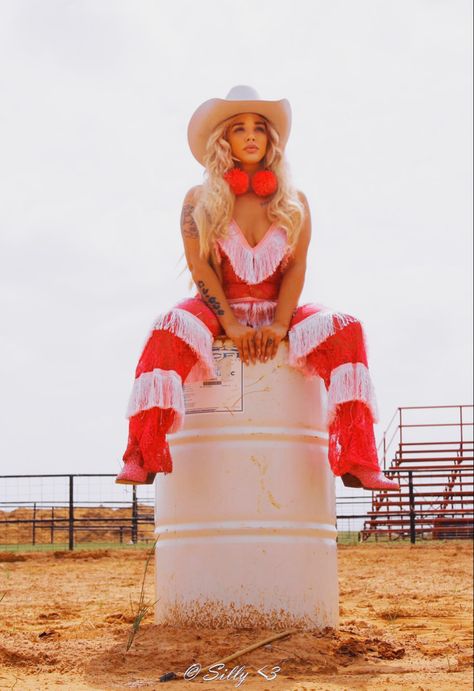 Photoshoot inspo ideas Disco Cowgirl Photoshoot, Barbie Cowgirl, Cowgirl Photoshoot, Disco Cowgirl, Photoshoot Inspo, Country Girl, Photoshoot Ideas, Western Style, Western Fashion