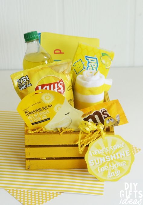 This DIY Yellow Gift Basket is the perfect way to brighten someone's day! An all yellow gift basket is such a great way to add some sunshine to someone's day!Color-themed gifts are one of my favorite gifts to put together! Not only are they fun to shop for, but they look amazing and they always bring a smile to someone's face!This yellow themed gift basket is so bright and cheery, it's hard NOT to smile looking at it! I have given these multiple times to friends, and it always brings the perfect Yellow Gift Basket, Yellow Themed Gifts, Yellow Gifts Basket, Blue Gift Basket, Summer Gift Baskets, Pink Gift Basket, Theme Baskets, Unique Gift Baskets, Appreciation Gifts Diy