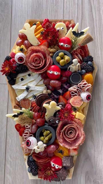 Spooky Season Charcuterie, Halloween Treat Platter, Halloween Party Food Boards, Cute Halloween Charcuterie Board, Halloween Chacutery Board Ideas Kids, Halloween Cheese Platter, Spooky Cheese Board, Halloween Graze Board, Halloween Queso