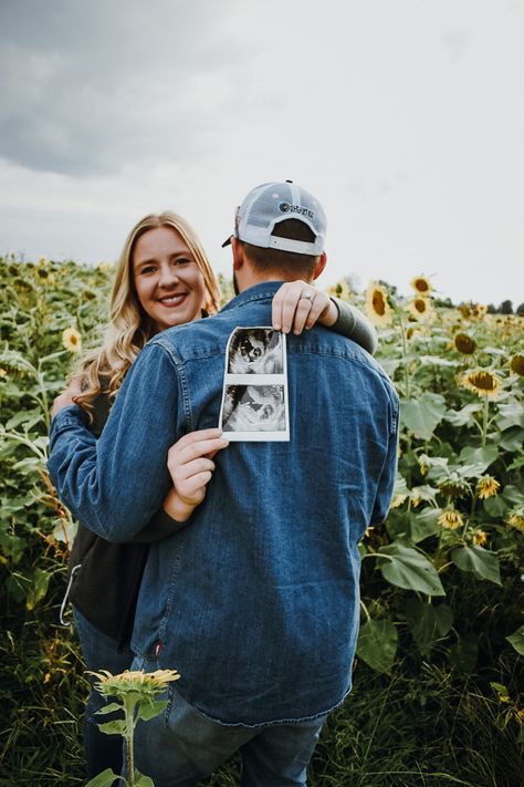 Sunflower Field Baby Announcement, Flower Field Pregnancy Announcement, Sunflower Field Pregnancy Announcement, Sunflower Baby Announcement, Sunflower Pregnancy Announcement, Sunflower Pregnancy Photos, Sunflower Maternity Pictures, Sunflower Pics, Baby Sunflower