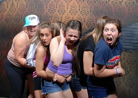 This haunted house snaps a hilarious photo at the exact moment you get terrified (click for more) Haunted House Pictures, Best Haunted Houses, Fear Factory, Scary Haunted House, Laughing Face, House Funny, Draw The Squad, Horror House, Can't Stop Laughing