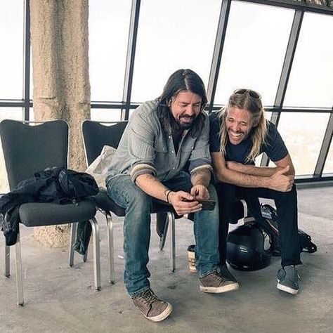 151 curtidas, 3 comentários - Taylor Hawkins (@taylorthehawk) no Instagram: “I wonder what Dave's showing him #taylorhawkins #davegrohl #foofighters #FF #drummer…” Dave Grohl Family, Dave And Taylor, Rip Taylor, Nate Mendel, Chris Shiflett, There Goes My Hero, Foo Fighters Dave Grohl, Foo Fighters Dave, Foo Fighters Nirvana