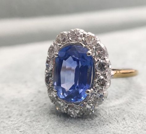 Ceylon sapphire and diamond cluster ring Cornflower Sapphire Ring, Saphire Jewelry, Gold Ring Design, Sapphire Gold Ring, Ceylon Sapphire Ring, Vintage Engagement Rings Sapphire, Sparkly Ring, Antique Diamond Rings, Gem Diamonds