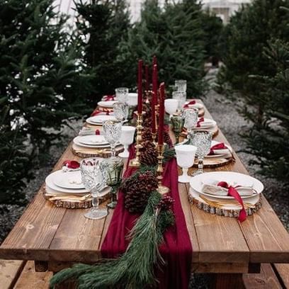 outdoor holiday winter table inspiration with dark red table runners Burgundy Table Runner, Boho Table Runner, Boho Table, Christmas Dinner Table, Winter Table, Christmas Runner, Table Runners Wedding, Small Intimate Wedding, Red Table