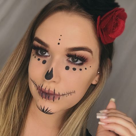 Catrina Makeup Easy, Make Halloween Simples, Simple Catrina Makeup, Makeup Catrina Facil, Half Skull Face Makeup, Candy Skull Makeup, Easy Skeleton Makeup, Skull Face Makeup, Maquillage Halloween Simple