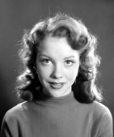 Helene Stanley, Hairstyles For Wavy Hair, Hair History, Female Hairstyles, 1940s Hairstyles, Hollywood Waves, Character Model, Olden Days, Hairstyles For Medium Hair