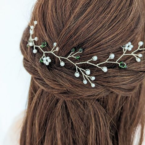 Dainty Hair Jewelry Green Hair Piece for Wedding Emerald Green - Etsy Green Hair Piece, Hair Piece For Wedding, Green Hair Accessories, Hair Accessories For Bride, Accessories For Bride, Hair Brooch, Bohemian Braids, Bride Headband, Bride Headpiece