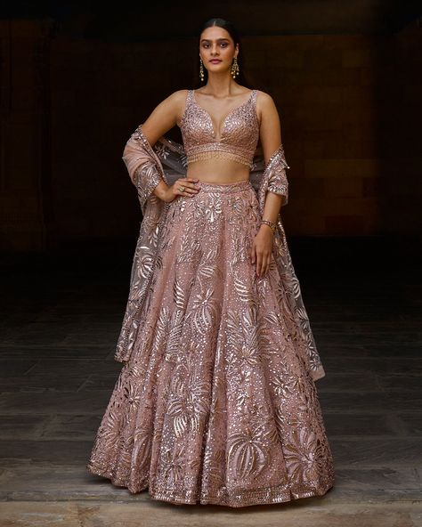 Rose Gold Lehenga, Seema Gujral, Gold Lehenga, Organza Lehenga, Traditional Embroidery, Metallic Rose Gold, Drape Saree, Sequin Blouse, Embroidered Lehenga