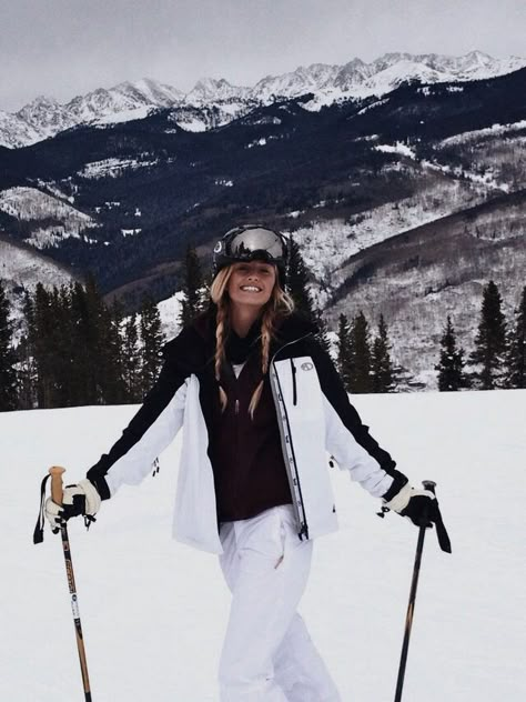 Cute skiing Instagram photos #instagramideas #skiing Skiing Hairstyles, Ski Outfits For Women, Mode Au Ski, Ski Pics, Ski Pictures, Ski Outfits, Apres Ski Party, Ski Bunnies, Ski Outfit