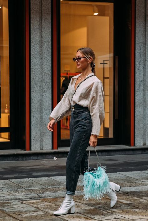 Milan Fashion Week Street Style Day 2 Rainy Street Style, European Street Style Winter, Nyc Fashion Week 2023, Street Style Italy, Rome Street Style, Italy Street Style, Milan Fashion Week 2023, Rainy Outfit, Outfit Info