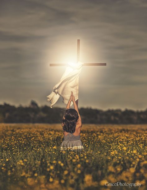 Photographer Captures What The True Meaning Of Easter Is All About.... He Is Risen Indeed! Easter Images Free, Jesus Christ Drawing, True Meaning Of Easter, Free Scripture Cards, Candy Baskets, Bible Quotes Pictures, He Is Risen Indeed, Resurrection Of Jesus Christ, The Resurrection Of Jesus