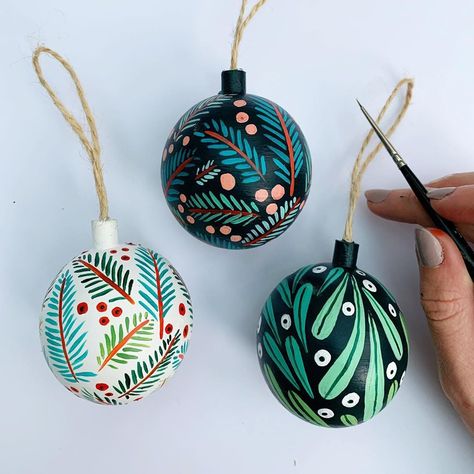 To complete your Christmas decorations this year, try out this Christmas handpainted baubles idea by amberstextiles. Take some black and white baubles, and using colorful paint, brush on some leafy designs.Click here for more such diy christmas baubles, christmas handpainted baubles, Christmas bauble ideas, christmas bauble to make, personalised christmas baubles, christmas decorations,christmas diy, christmas bauble craft, christmas tree decorations #christmasbauble Bauble Craft, Black Christmas Tree Ideas, Bauble Ideas, Hand Painted Christmas Ornaments, Black Christmas Tree, White Baubles, Tree Ribbon, Deco Table Noel, Hemma Diy