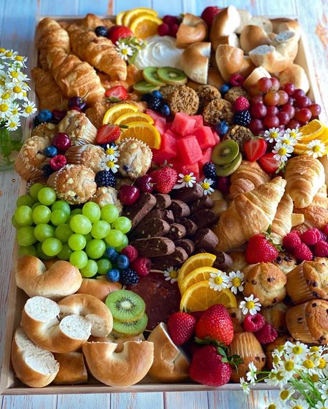 Pastry And Fruit Platter, Food Boards For Parties Aesthetic, Large Breakfast Charcuterie Board, Birthday Breakfast Board, Healthy Grazing Table, Breakfast Boards Brunch Easy, Healthy Breakfast Board Ideas, Summer Christmas Lunch Ideas, Brunch Tray Ideas