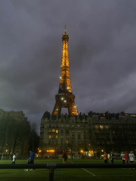 Football Skill, Paris Football, Paris Books, Football Photography, Pvris, Soccer Practice, Football Pictures, Paris Eiffel Tower, Soccer Football