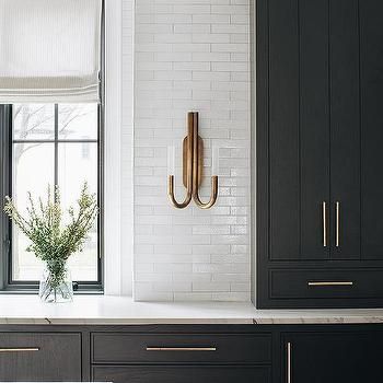 DECOR PAD: Kate Marker Interiors - Brass hardware Benjamin Moore Wrought Iron, Clean Kitchen Design, Kate Marker Interiors, Quartz Backsplash, White Kitchen Design, Home Luxury, Oak Kitchen, Popular Colors, Farmhouse Homes