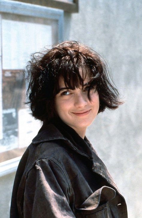 Winona Ryder Uneven Haircut, Harry Clarke, Asymmetrical Bob Haircuts, Annie Clark, Choppy Bob Haircuts, Short Grunge Hair, Diy Haircut, Rose Mcgowan, Asymmetrical Bob