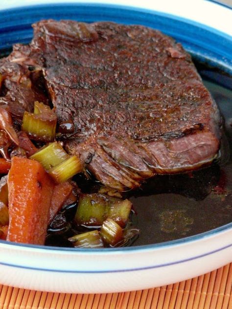 The Red Gingham: Asian Pot Roast Asian Pot Roast, Crockpot Asian Recipes, Roast Beef Crock Pot Recipes, Crockpot Roast Recipes, Chuck Roast Recipes, Healthy Pizza Recipes, Asian Stir Fry, Beef Pot Roast, Asian Beef