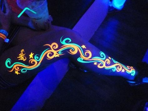 Rave Body Art, Neon Leg Paint, Glow Body Painting Ideas, Rave Body Painting, Black Light Face Paint Ideas, Glow In The Dark Body Painting, Black Light Party Outfit, Black Light Painting Ideas, Neon Body Painting