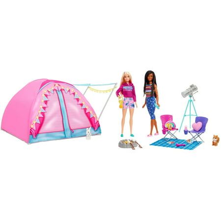 Head to the great outdoors with this Barbie It Takes Two playset featuring Barbie 'Malibu' Roberts doll, Barbie 'Brooklyn' Roberts doll, their very own tent and tons of themed accessories! Decorated with an awning and string lights, the extra-large, fabric camping tent features room for four dolls. Kids can set up camp, then play out starry night camping stories with folding chairs, a telescope, firepit, marshmallow roasters, a card game and more. Two woodland animals might even pop in to visit! Camping Barbie, Barbie It Takes Two, Barbie Malibu, Barbie Sets, Barbie Doll Accessories, Camping Set, It Takes Two, Barbie Toys, Camping Outfits