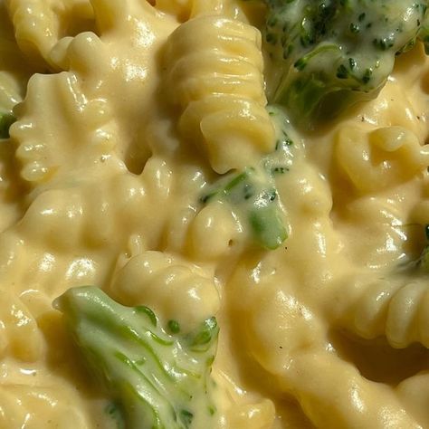 Angela Miley on Instagram: "I chedDARE you to try this delish Broccoli Cheddar Mac & Cheese! It’s perfect for Fall 😋 RECIPE ⬇️ 1. Cook 1/2 lb pasta in salted water until al dente.( I used a couple diff pasta shapes because I had small amounts of each I wanted to use up! I did Radiatori, Fusilli Corti Bucati & Rotini! 2. A few minutes before your pasta is done cooking, add 4oz broccoli florets. The pasta & broccoli will be done at the same time. Reserve 1/2 cup of pasta water before straining. Broccoli Cheddar Mac And Cheese, Pasta Broccoli, Fall Recipe, Broccoli Cheddar, Deilig Mat, Delicious Snacks Recipes, Pasta Shapes, Food Recepie, Broccoli Florets