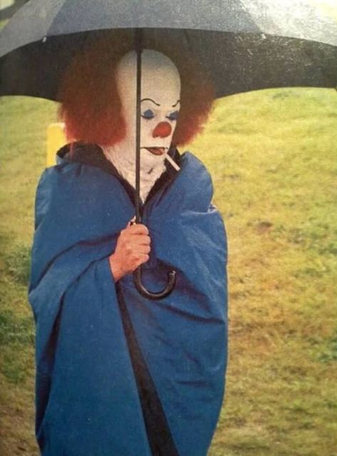 36 Amazing Behind the Scenes Photos from Horror Movies Horror Movie Scenes, Le Cri, Tim Curry, Horror Pictures, Retro Horror, Classic Horror Movies, Best Horrors, The Clown, Horror Characters