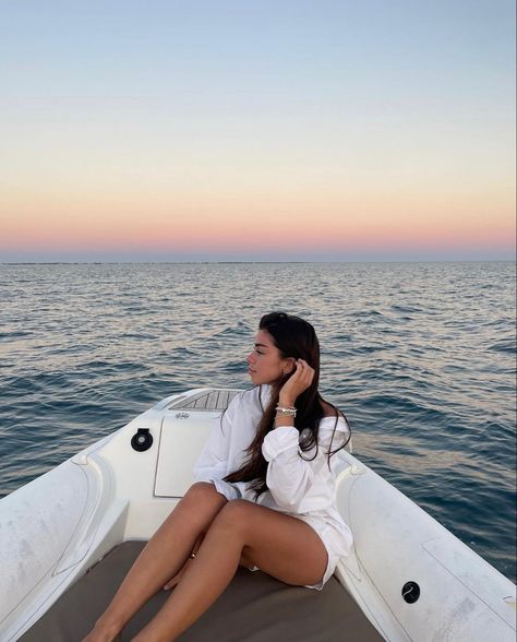 Boat Photoshoot, Boat Pose, Boat Pics, Summer Picture Poses, Summer Poses, Cute Spring Outfits, Instagram Photo Inspiration, Beach Poses, Beach Photoshoot