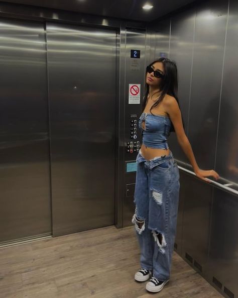 model off duty denim outfit inspiration photo inspirtaion elevator pictures prada sunglasses iamgia baggy jeans converse Ripped Jeans Outfit Aesthetic, Baggy 90s Outfit, Baggy Ripped Jeans Outfit, 90s Baggy Style, Elevator Pictures, All Denim Outfit, All Denim Outfits, Baggy Ripped Jeans, Ripped Jeans Outfit